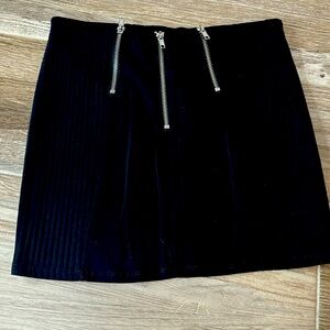 H & M Elegant Black Skirt with zippers size 4 excellent condition